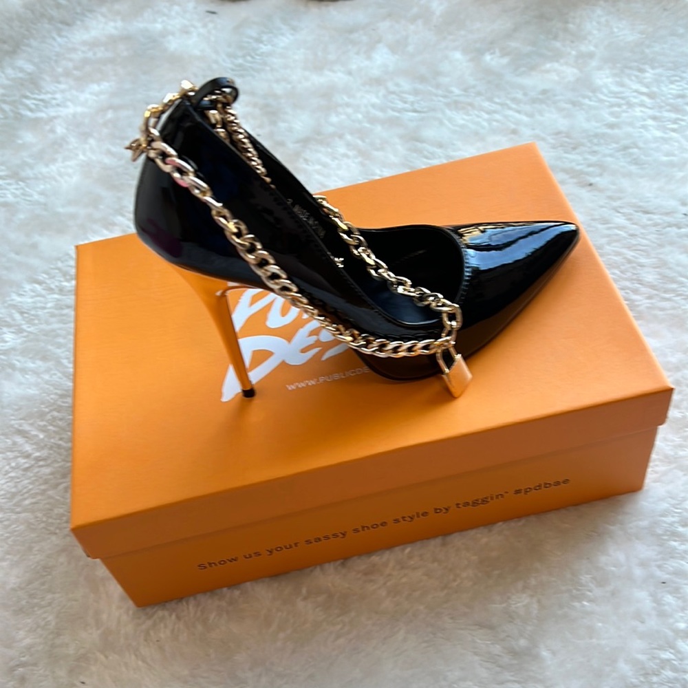 Black  pointy high heel with gold ankle chain.